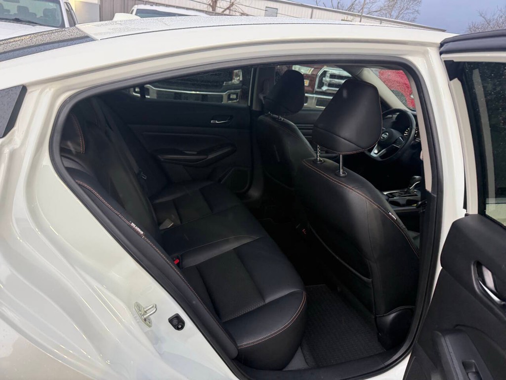 Nissan Altima Vehicle Full-screen Gallery Image 15