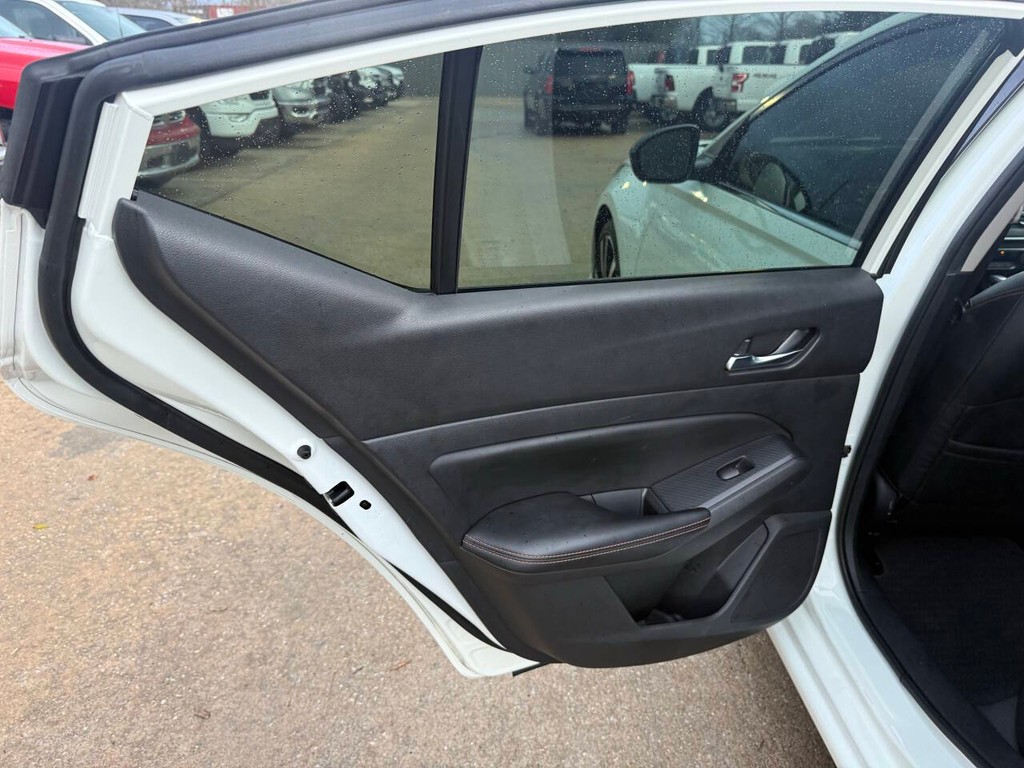 Nissan Altima Vehicle Full-screen Gallery Image 16