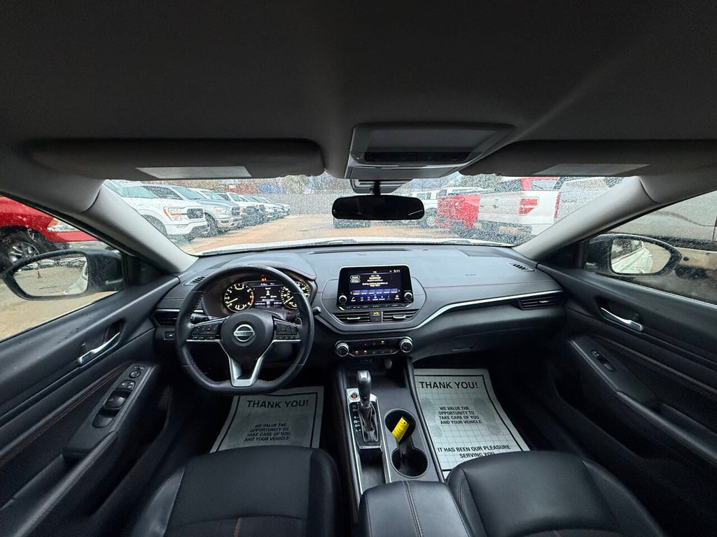 Nissan Altima Vehicle Full-screen Gallery Image 17