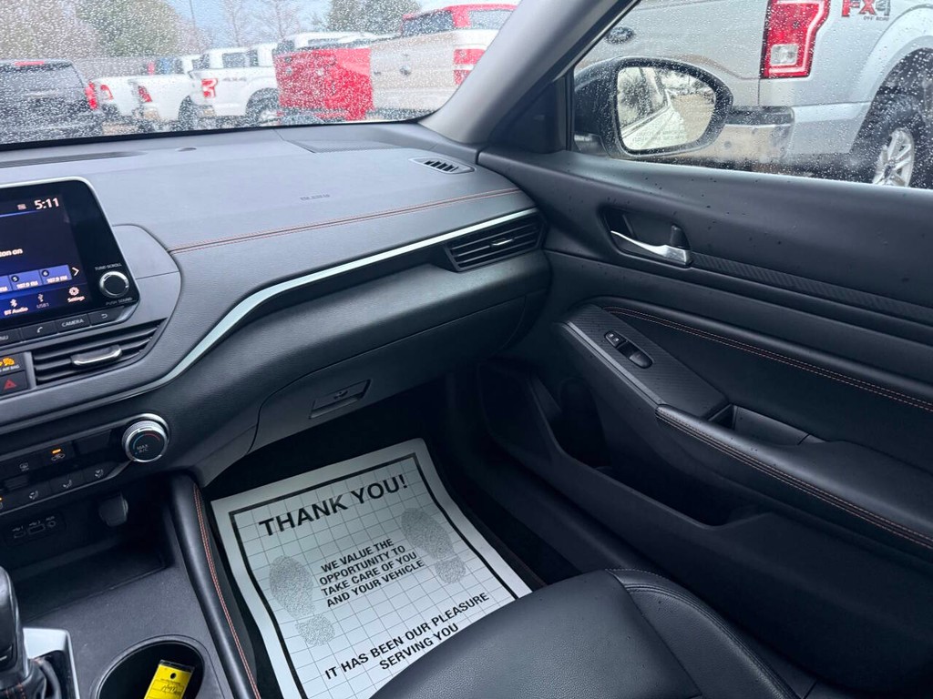 Nissan Altima Vehicle Full-screen Gallery Image 19