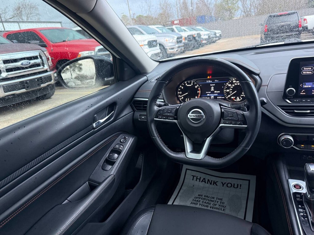 Nissan Altima Vehicle Full-screen Gallery Image 20