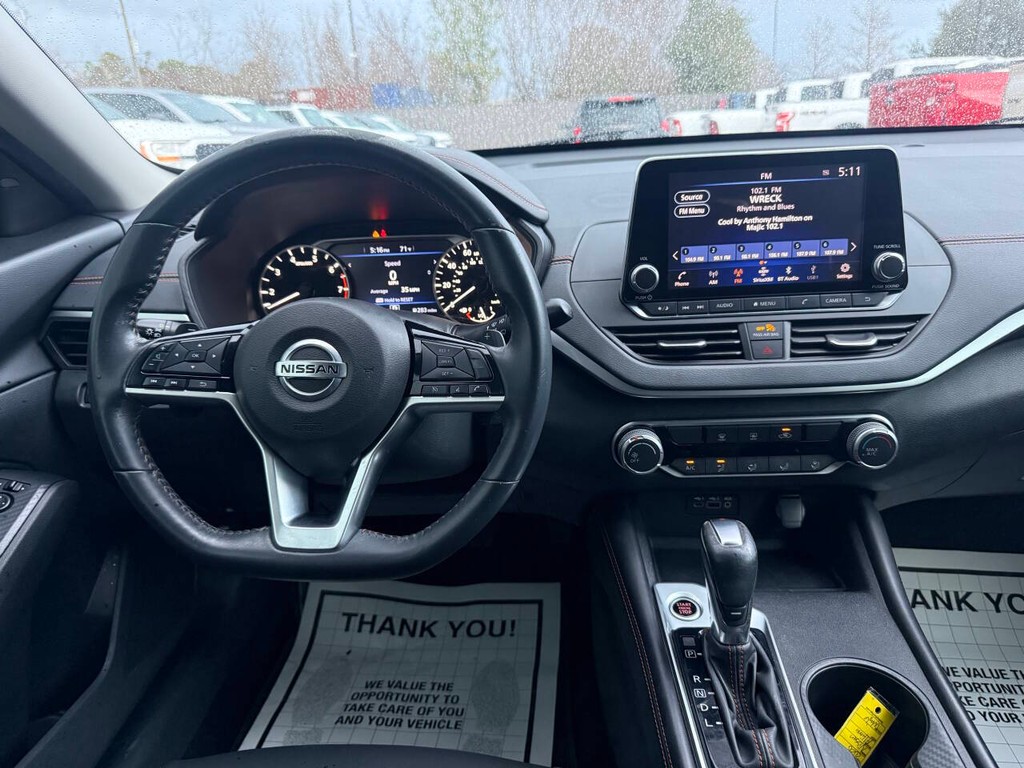 Nissan Altima Vehicle Full-screen Gallery Image 21