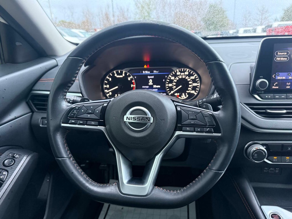 Nissan Altima Vehicle Full-screen Gallery Image 22