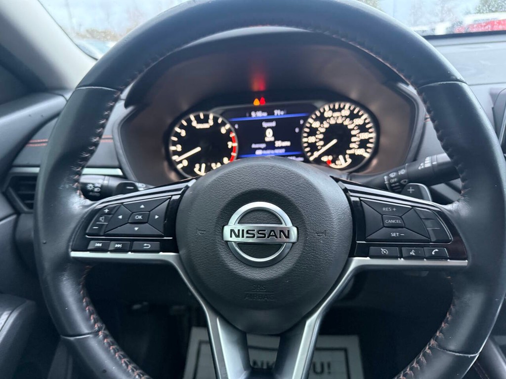 Nissan Altima Vehicle Full-screen Gallery Image 23