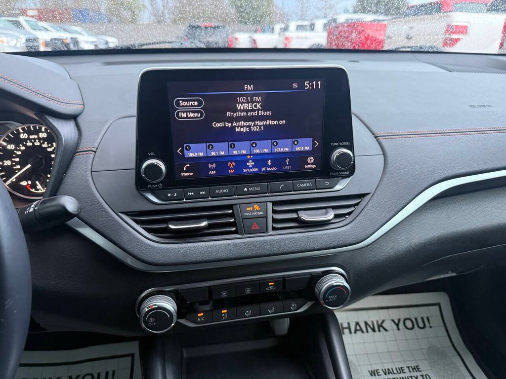 Nissan Altima Vehicle Full-screen Gallery Image 24