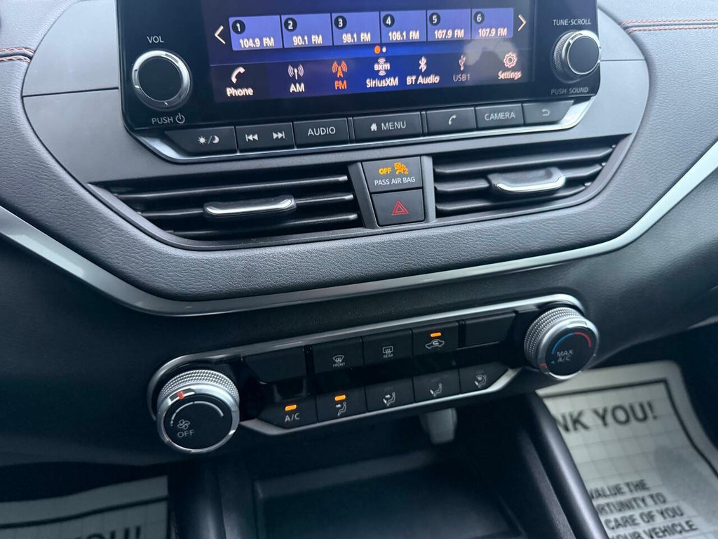 Nissan Altima Vehicle Full-screen Gallery Image 26