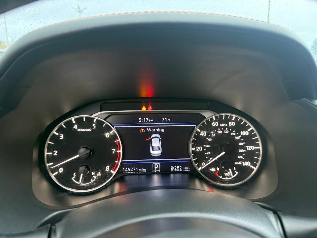 Nissan Altima Vehicle Full-screen Gallery Image 30