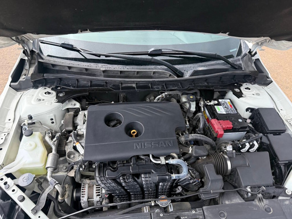 Nissan Altima Vehicle Full-screen Gallery Image 33