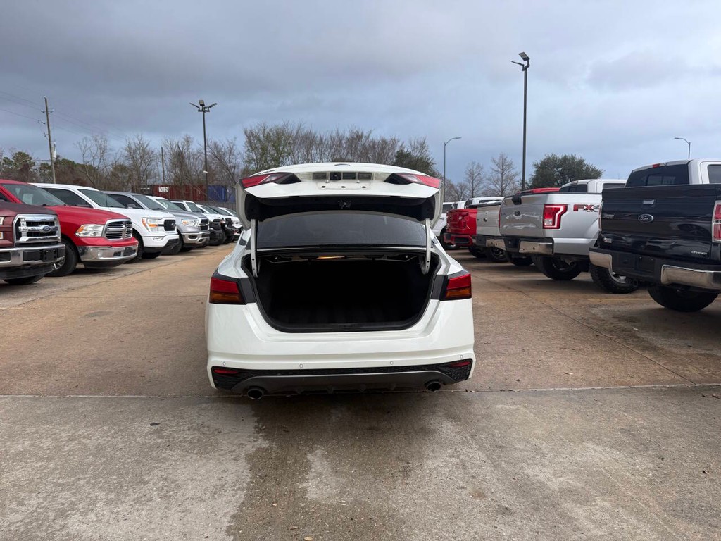 Nissan Altima Vehicle Full-screen Gallery Image 36