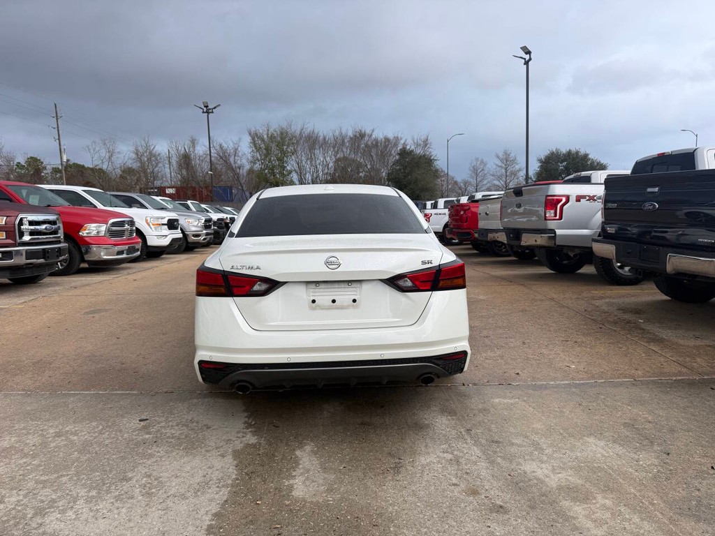 Nissan Altima Vehicle Full-screen Gallery Image 37