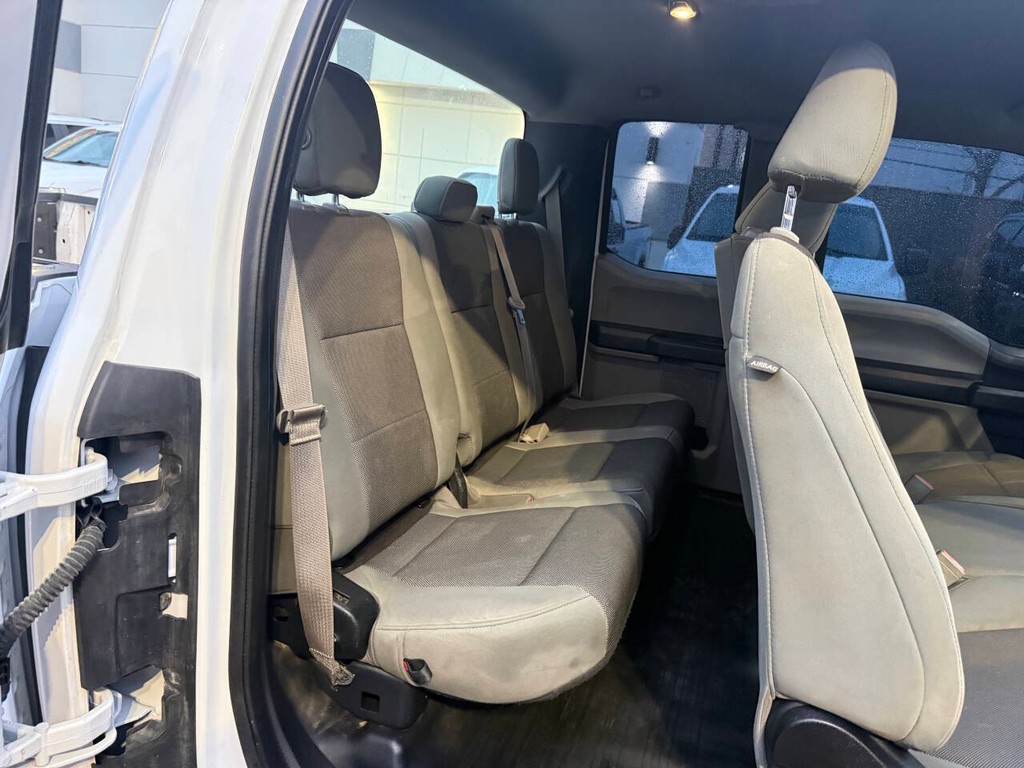 Ford F-150 Vehicle Full-screen Gallery Image 14