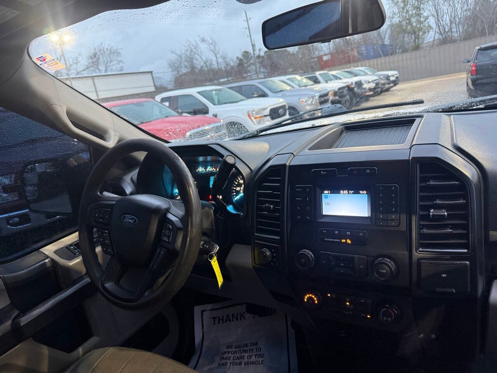 Ford F-150 Vehicle Full-screen Gallery Image 18