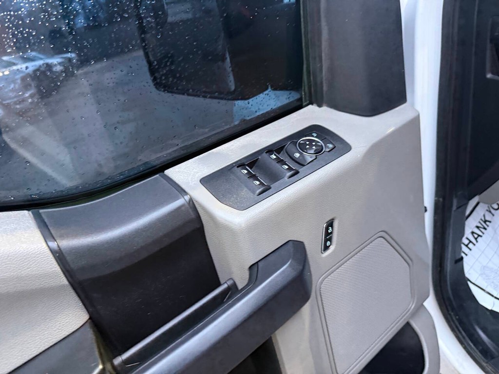 Ford F-150 Vehicle Full-screen Gallery Image 26