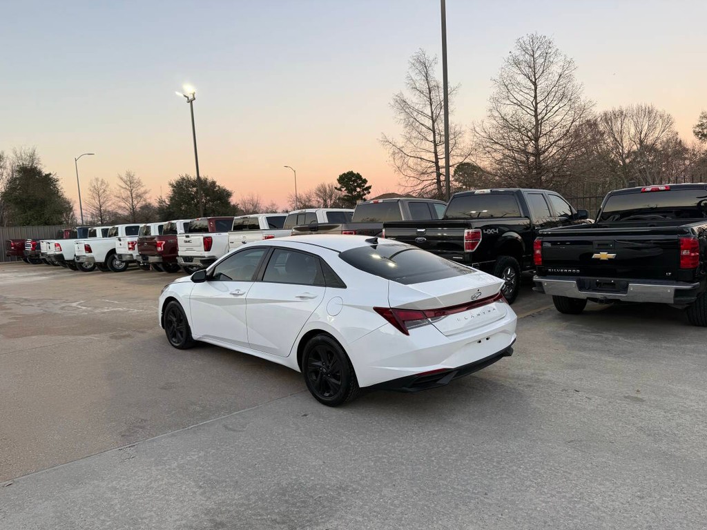 Hyundai Elantra Vehicle Full-screen Gallery Image 04