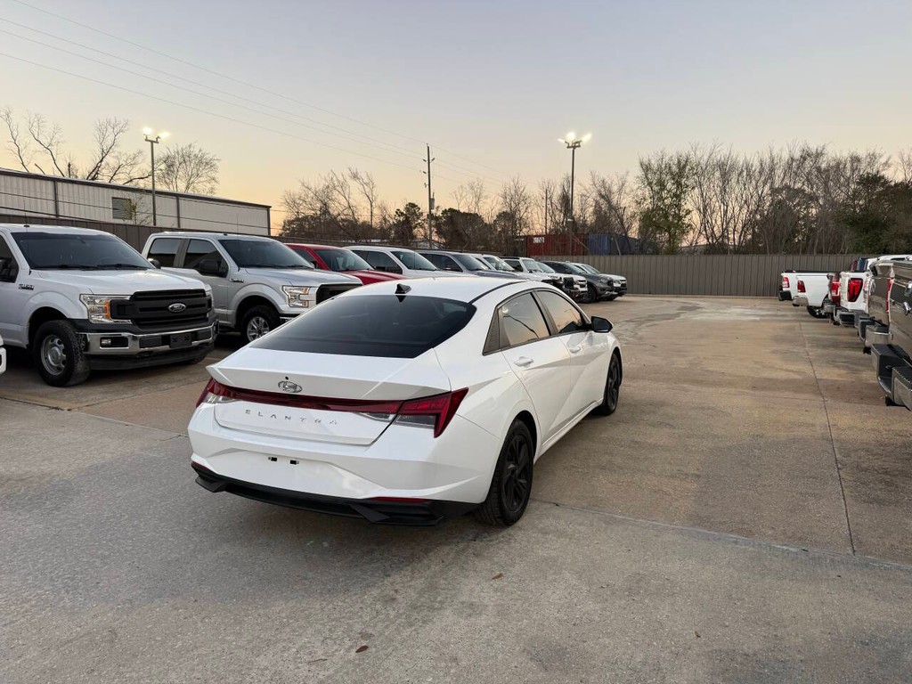 Hyundai Elantra Vehicle Full-screen Gallery Image 05