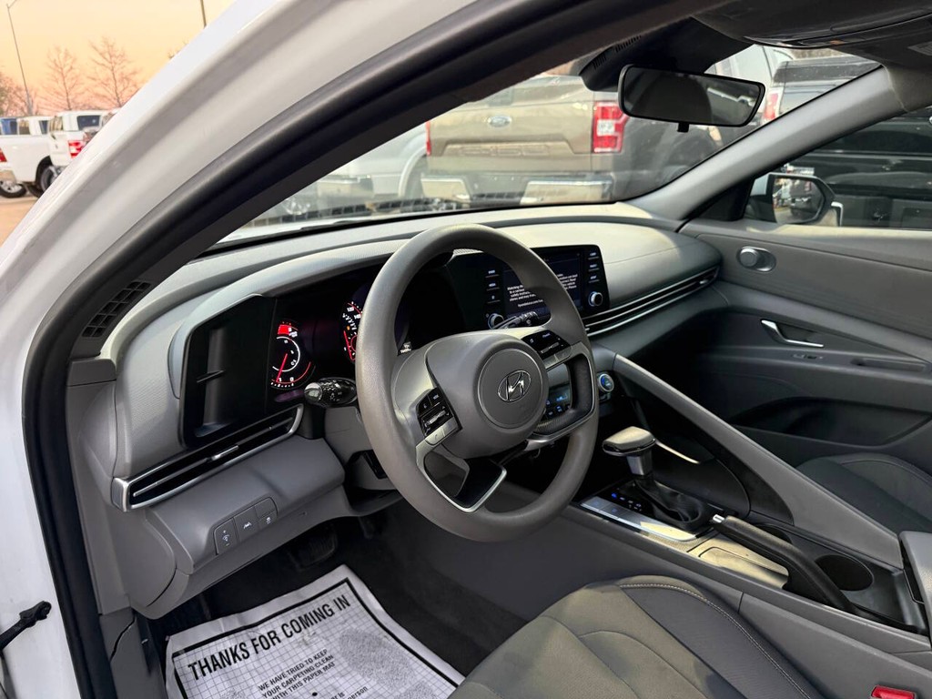 Hyundai Elantra Vehicle Full-screen Gallery Image 06