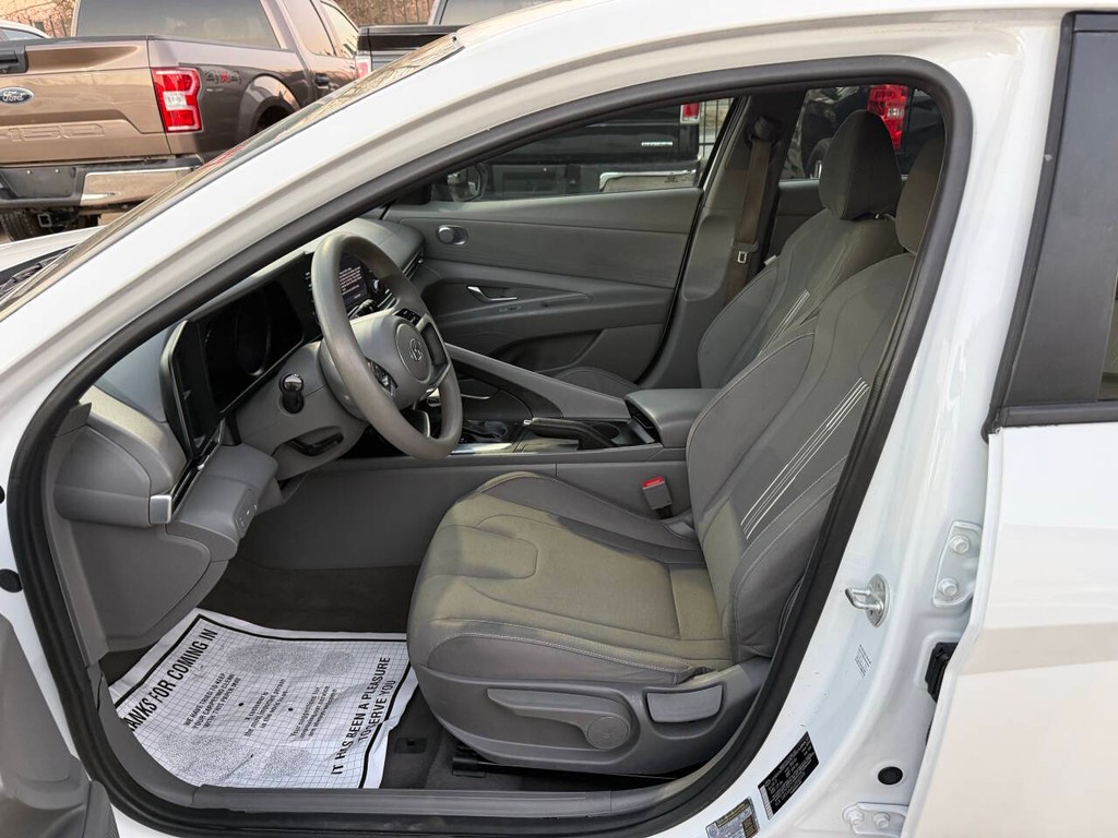 Hyundai Elantra Vehicle Full-screen Gallery Image 07