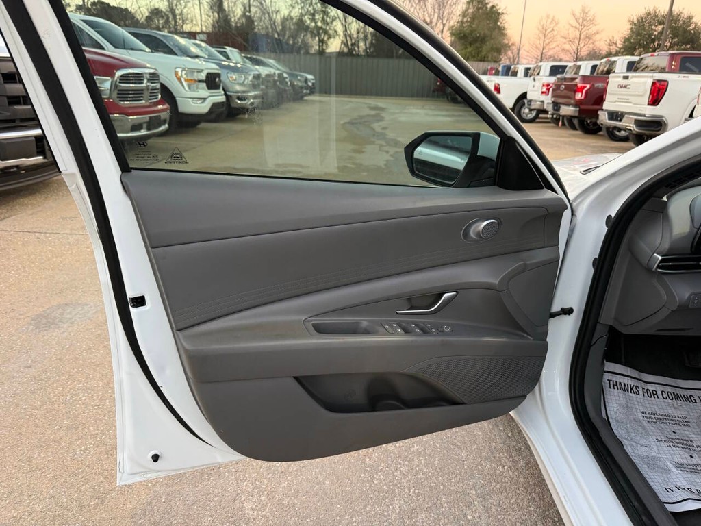 Hyundai Elantra Vehicle Full-screen Gallery Image 08