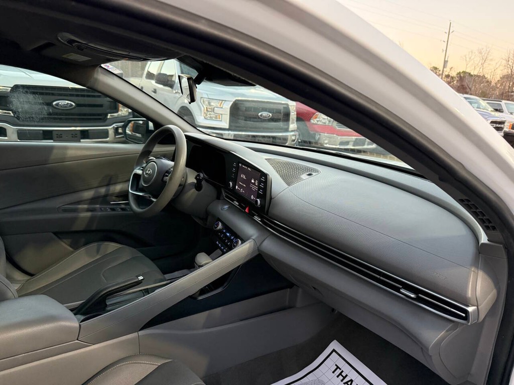 Hyundai Elantra Vehicle Full-screen Gallery Image 09