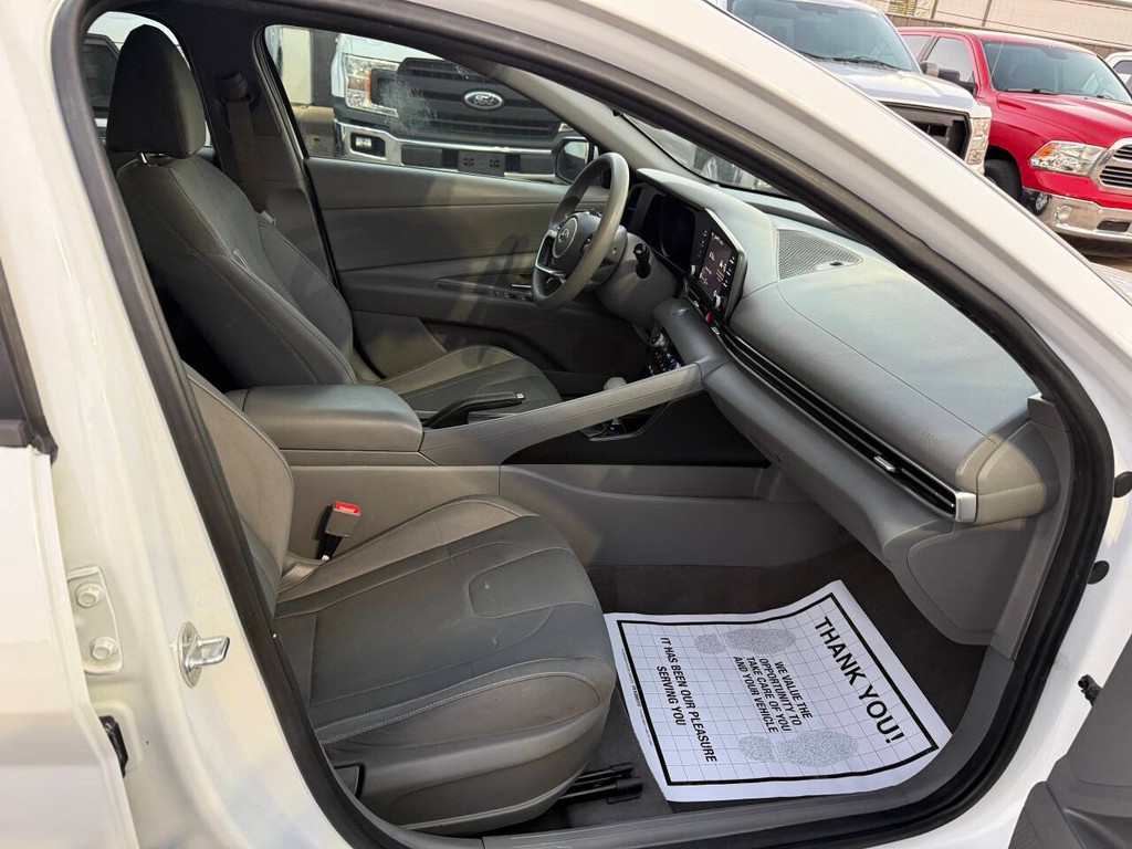 Hyundai Elantra Vehicle Full-screen Gallery Image 10