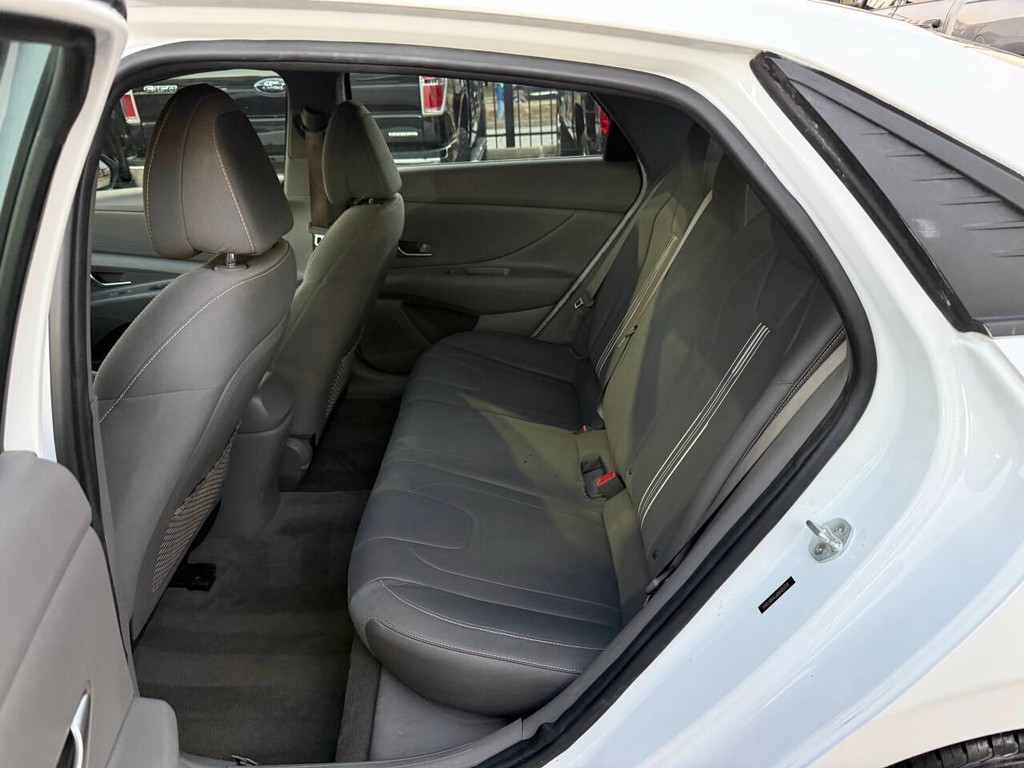 Hyundai Elantra Vehicle Full-screen Gallery Image 13