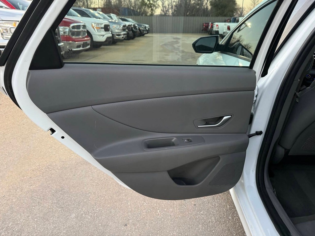 Hyundai Elantra Vehicle Full-screen Gallery Image 14