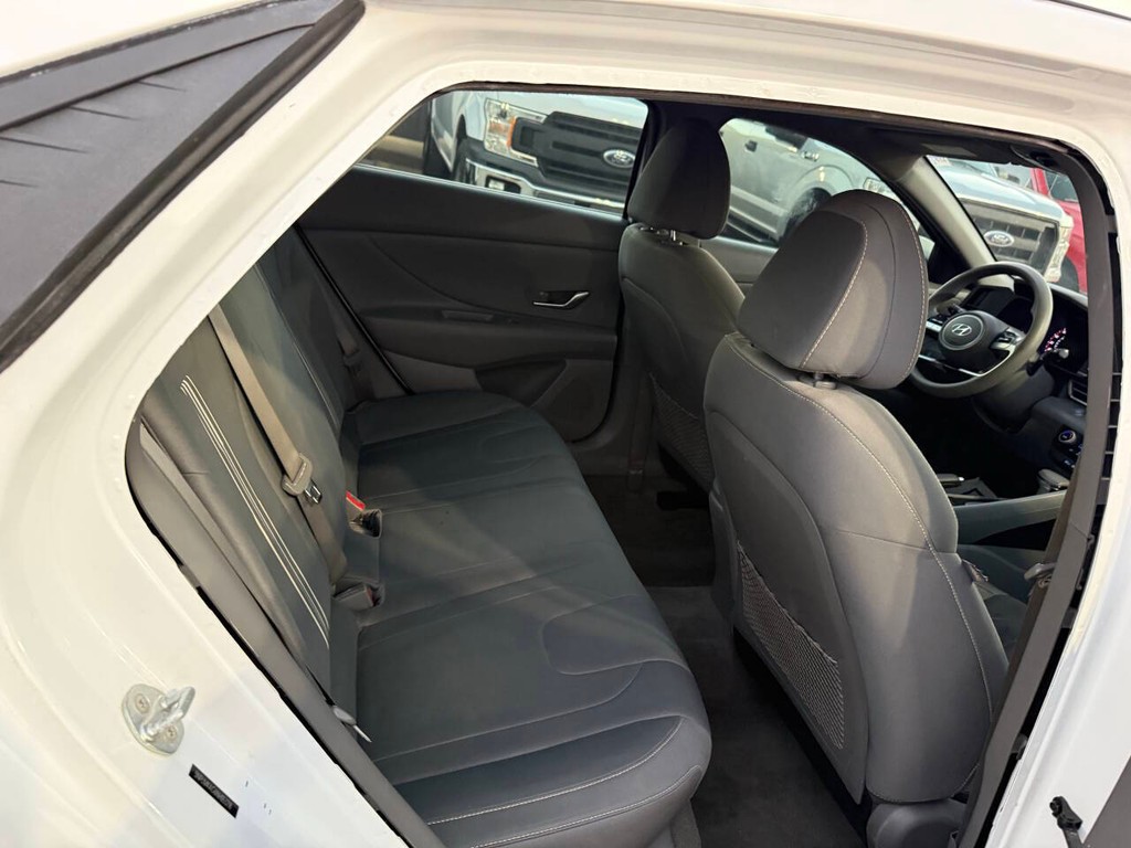 Hyundai Elantra Vehicle Full-screen Gallery Image 15