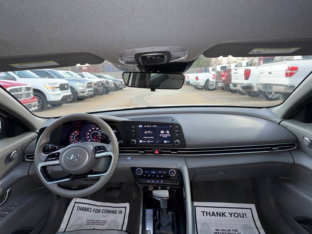 Hyundai Elantra Vehicle Full-screen Gallery Image 17