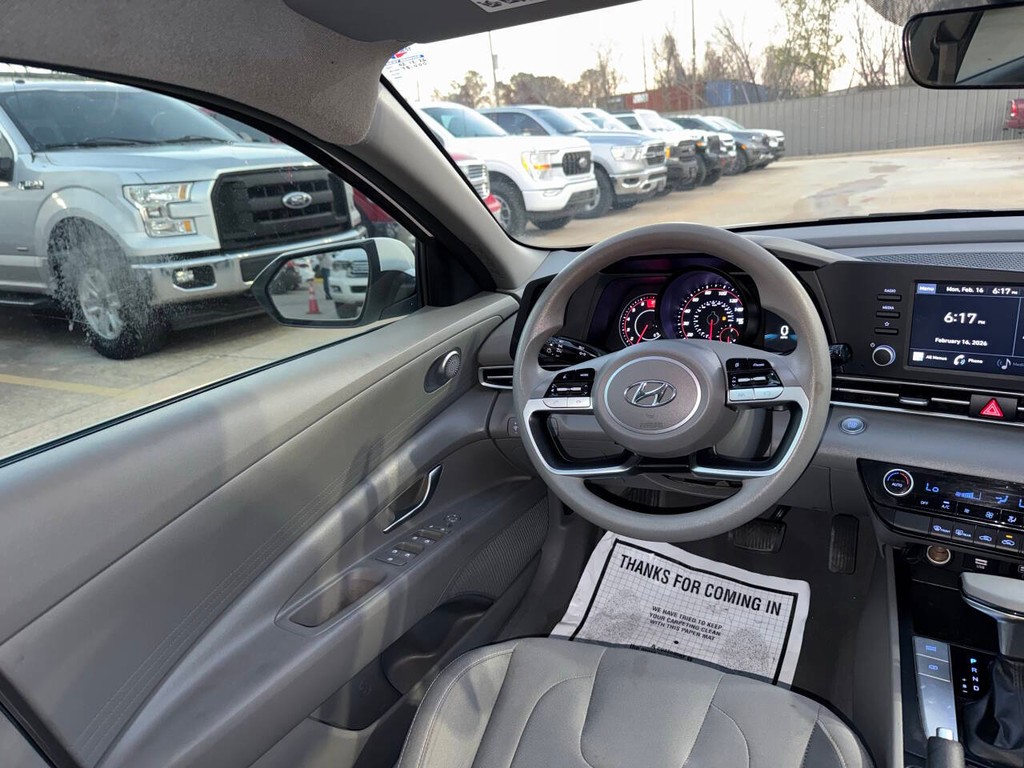 Hyundai Elantra Vehicle Full-screen Gallery Image 19