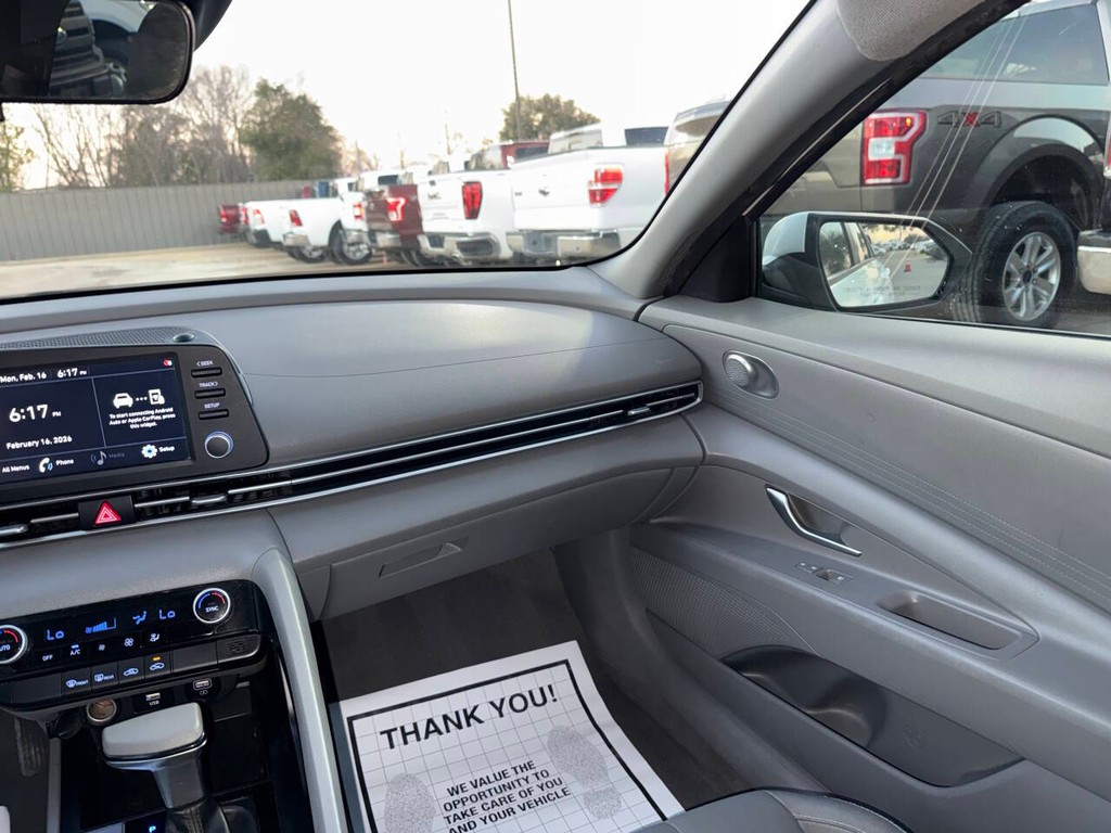 Hyundai Elantra Vehicle Full-screen Gallery Image 20