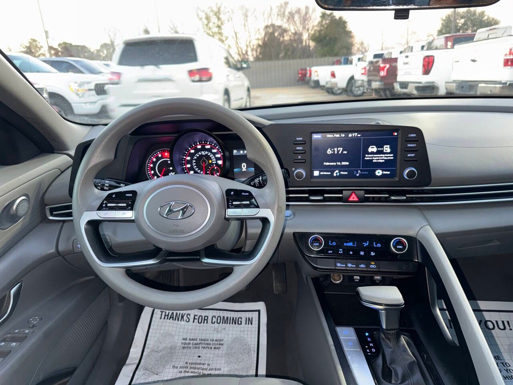 Hyundai Elantra Vehicle Full-screen Gallery Image 21