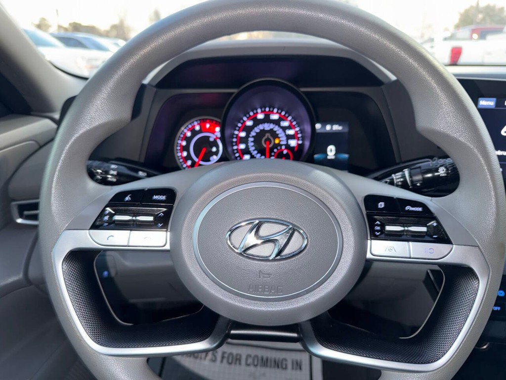 Hyundai Elantra Vehicle Full-screen Gallery Image 23