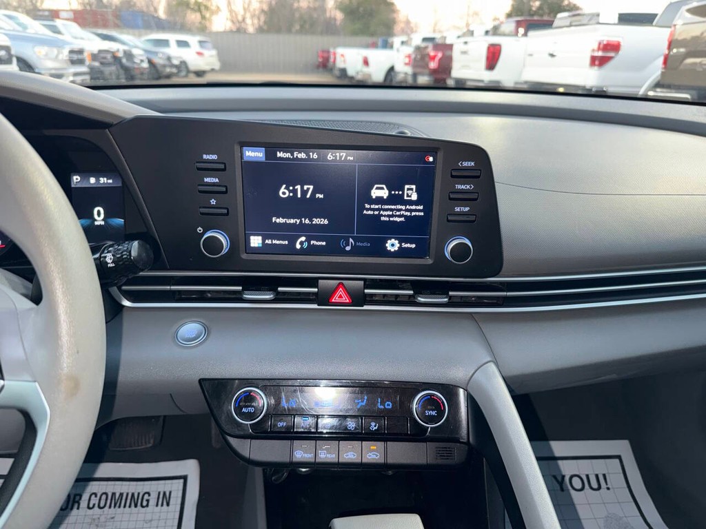 Hyundai Elantra Vehicle Full-screen Gallery Image 24