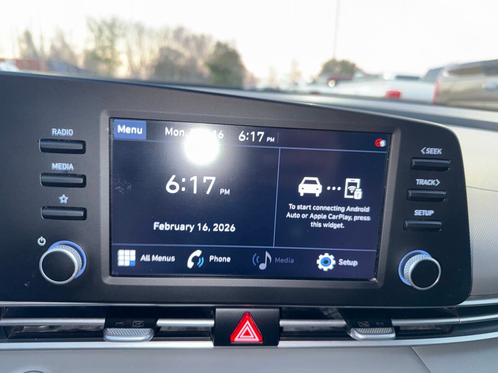 Hyundai Elantra Vehicle Full-screen Gallery Image 25