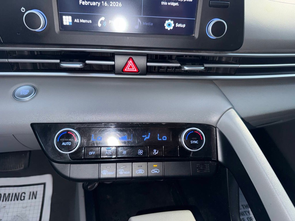 Hyundai Elantra Vehicle Full-screen Gallery Image 27