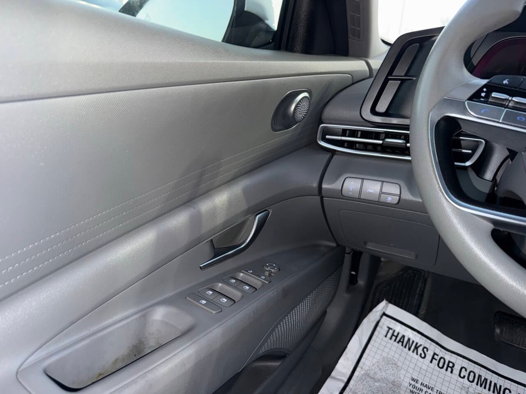 Hyundai Elantra Vehicle Full-screen Gallery Image 29