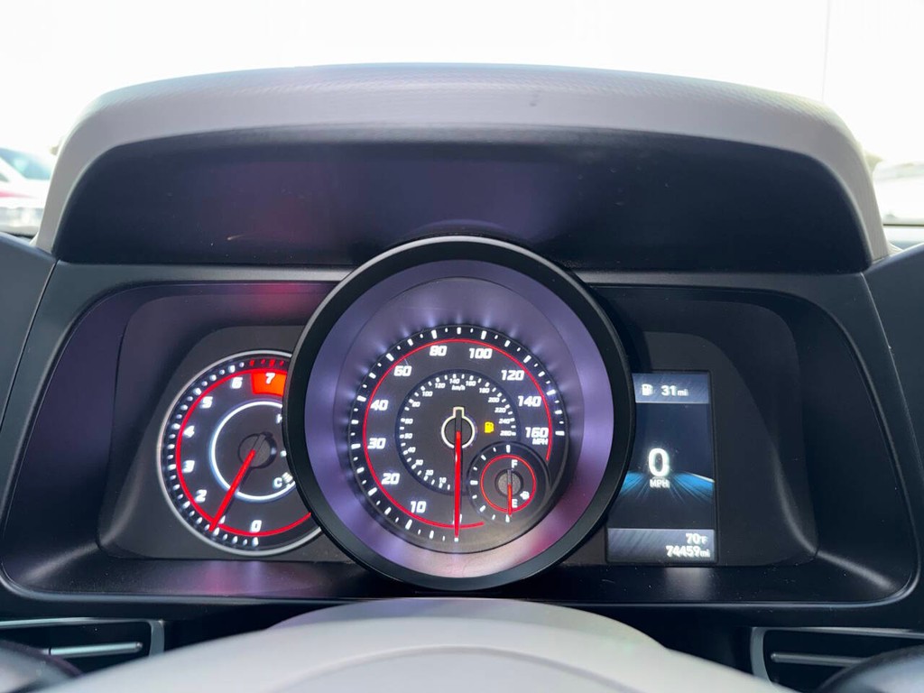 Hyundai Elantra Vehicle Full-screen Gallery Image 30