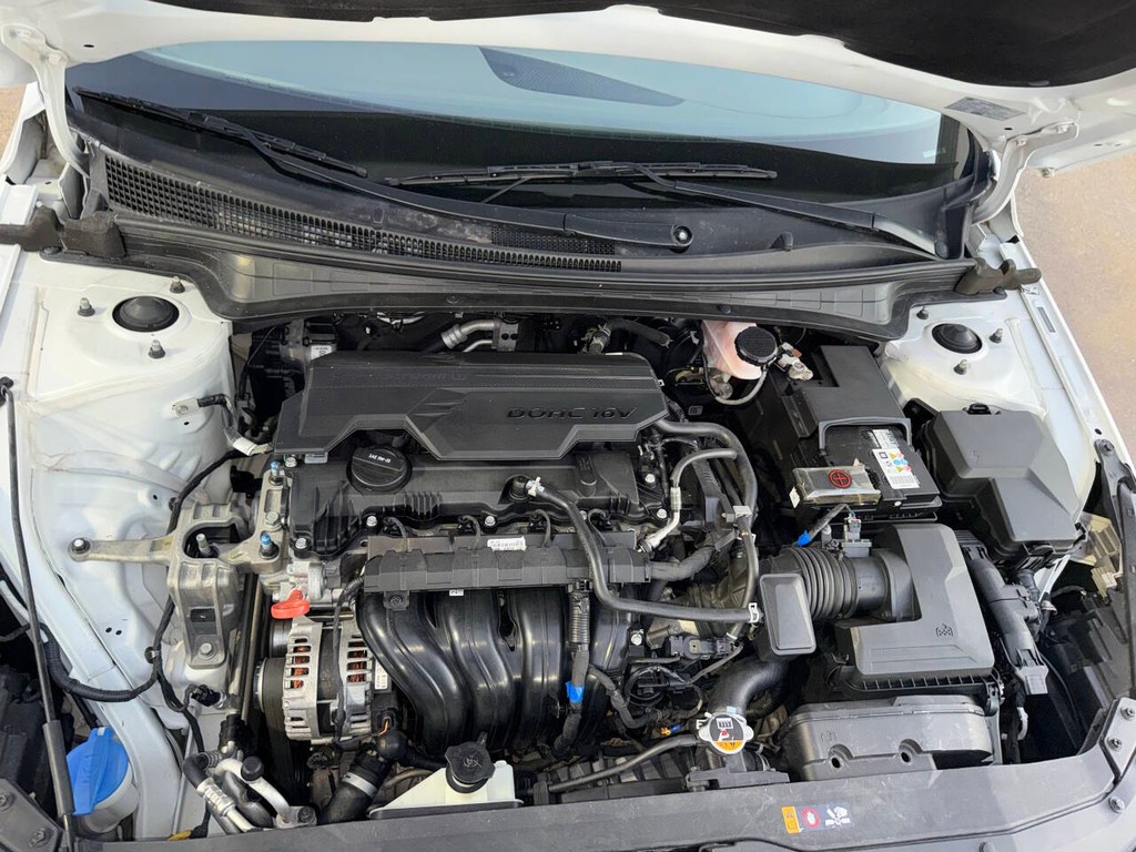 Hyundai Elantra Vehicle Full-screen Gallery Image 33