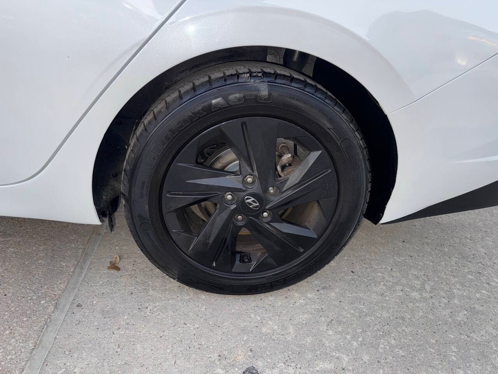 Hyundai Elantra Vehicle Full-screen Gallery Image 34