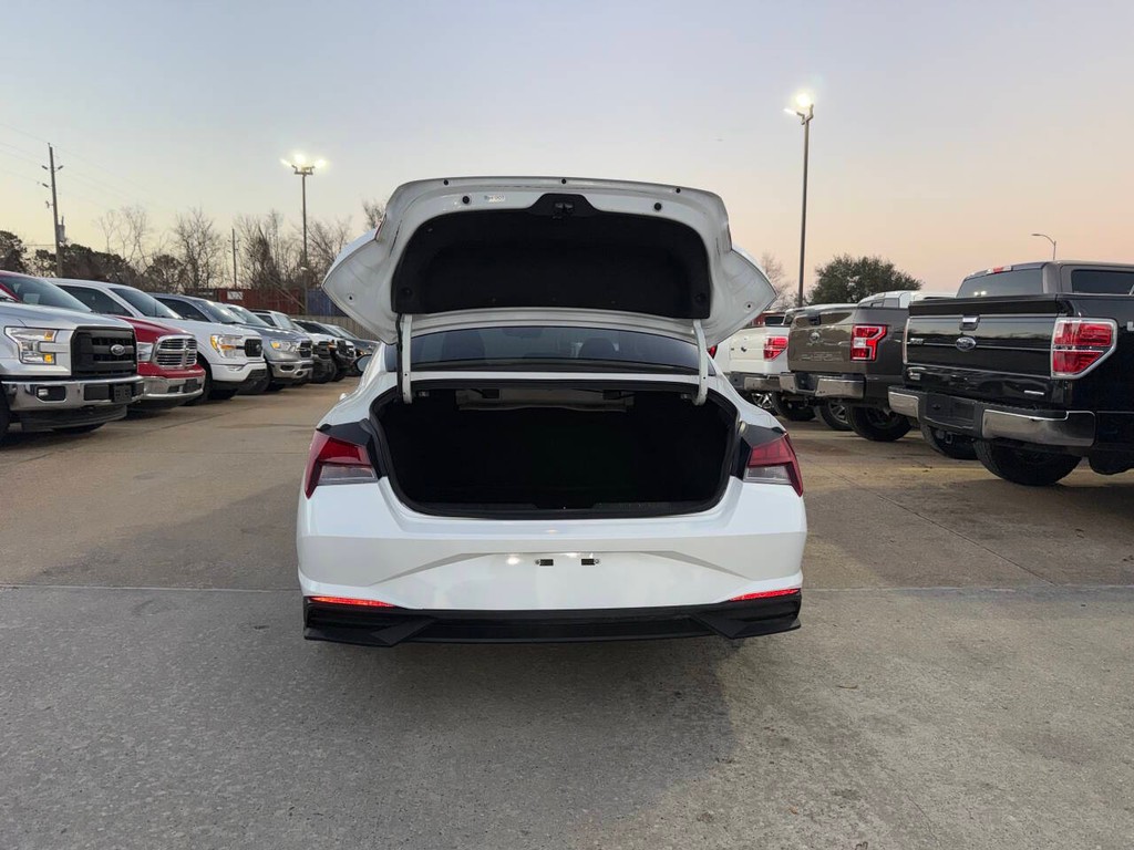 Hyundai Elantra Vehicle Full-screen Gallery Image 35