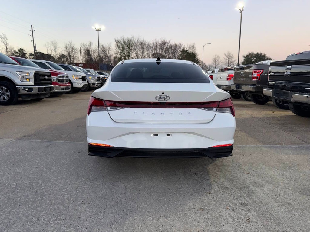 Hyundai Elantra Vehicle Full-screen Gallery Image 36