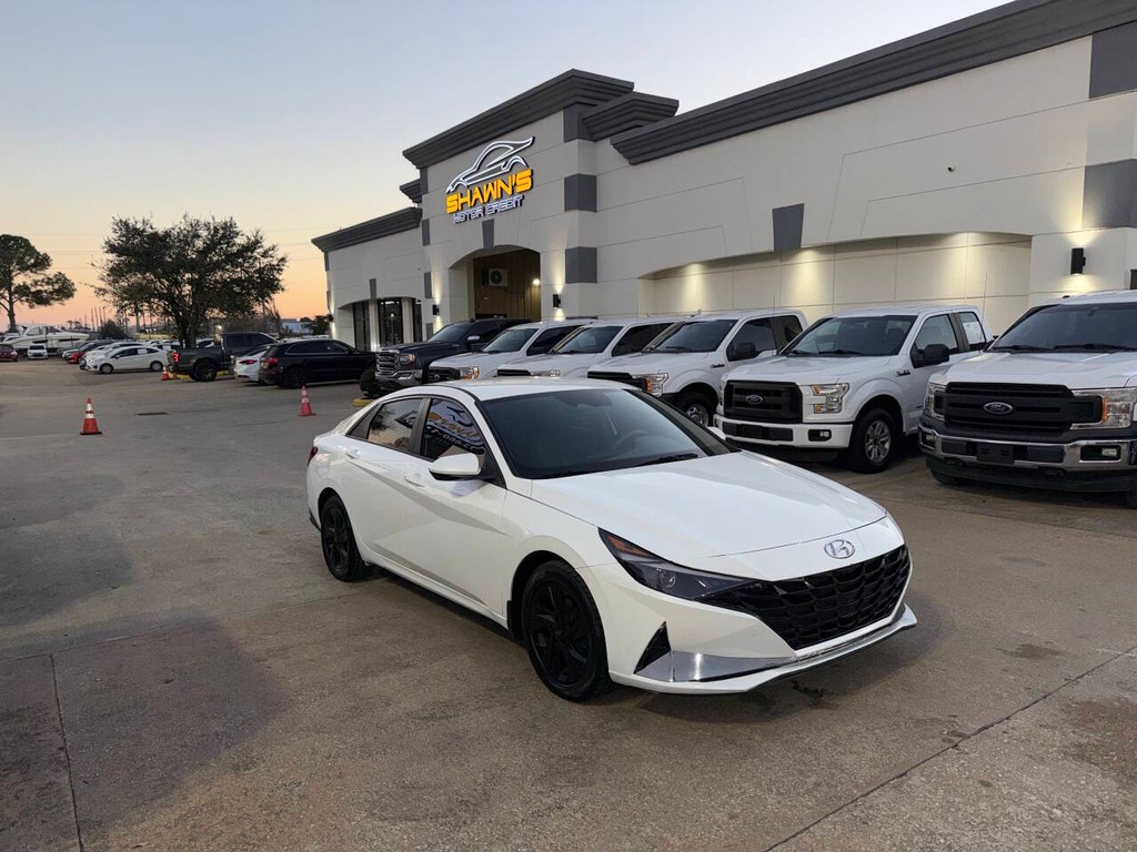 Hyundai Elantra Vehicle Full-screen Gallery Image 39