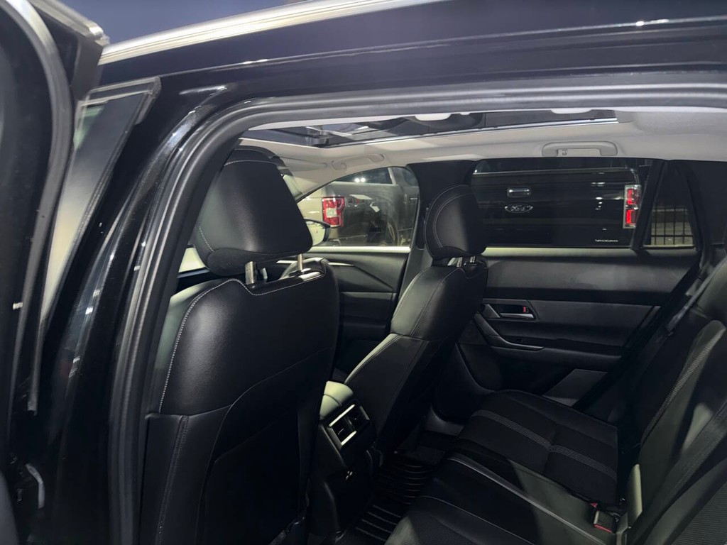 Mazda CX-50 Vehicle Full-screen Gallery Image 12