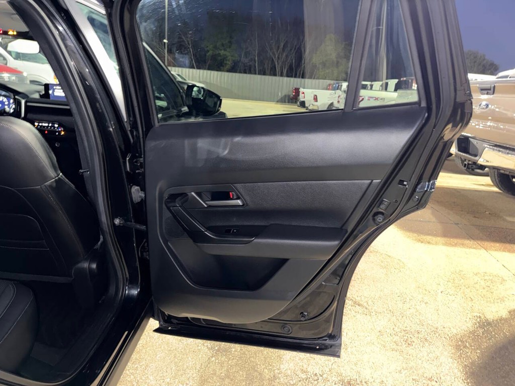 Mazda CX-50 Vehicle Full-screen Gallery Image 16