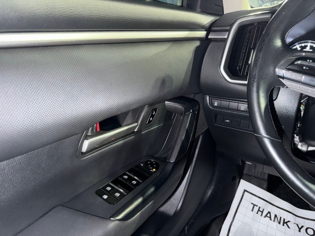 Mazda CX-50 Vehicle Full-screen Gallery Image 32