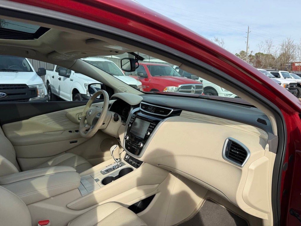 Nissan Murano Vehicle Full-screen Gallery Image 09