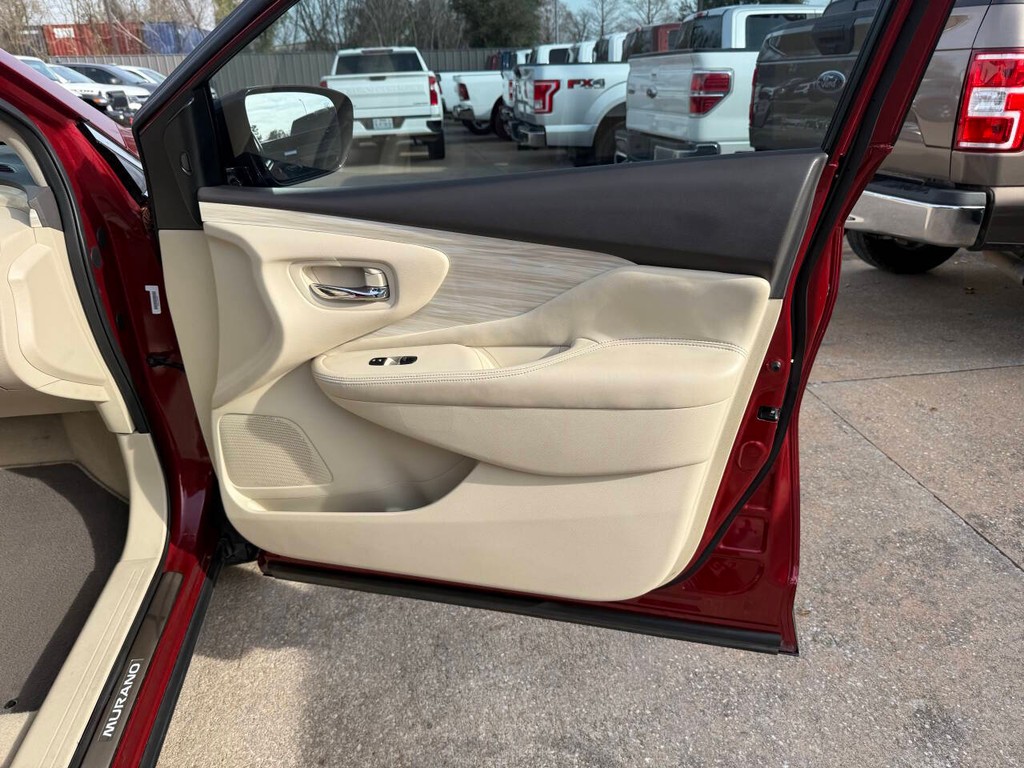 Nissan Murano Vehicle Full-screen Gallery Image 11