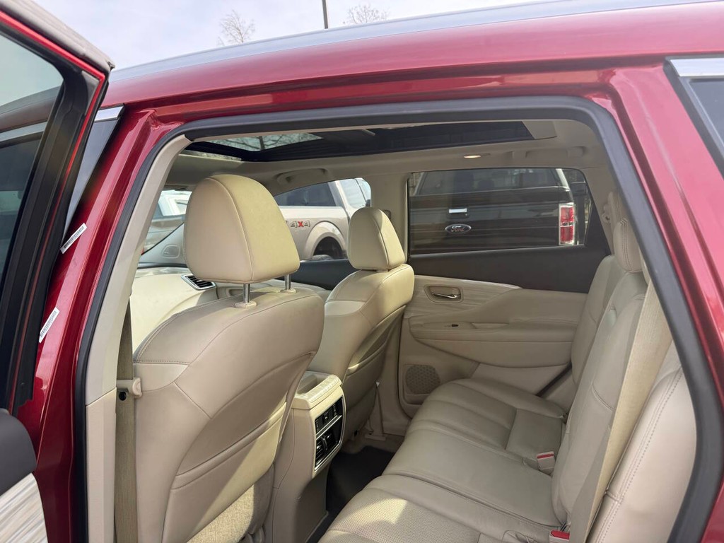 Nissan Murano Vehicle Full-screen Gallery Image 12