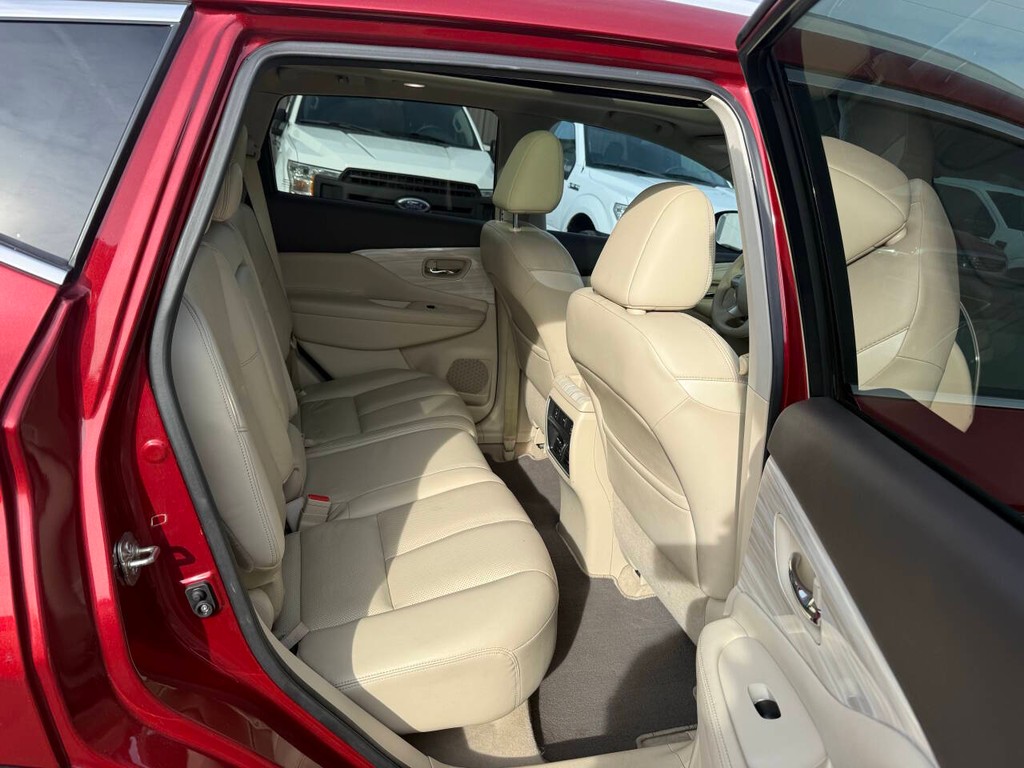 Nissan Murano Vehicle Full-screen Gallery Image 15