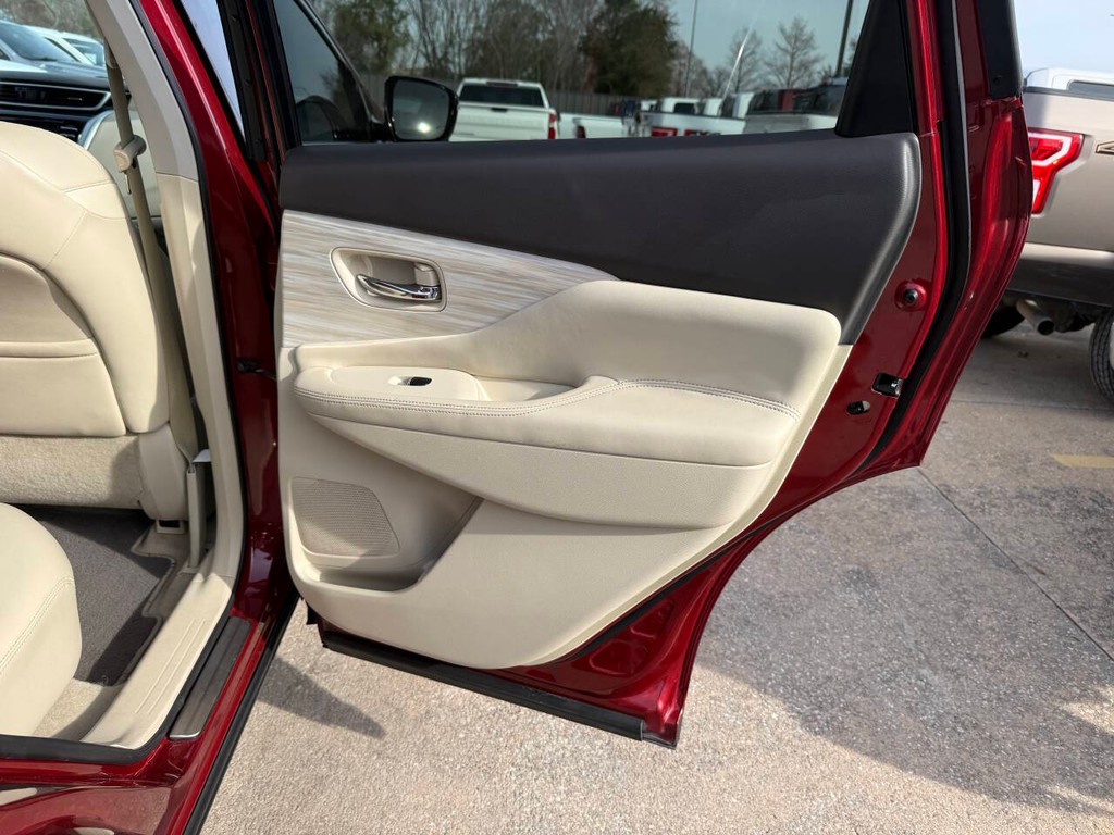 Nissan Murano Vehicle Full-screen Gallery Image 16